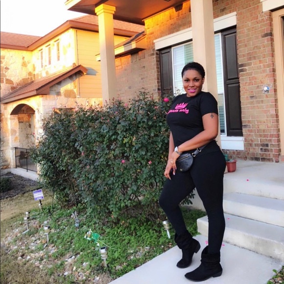 ✨Host Post✨Queens Only Black T-shirt Short Sleeve - Picture 7 of 10